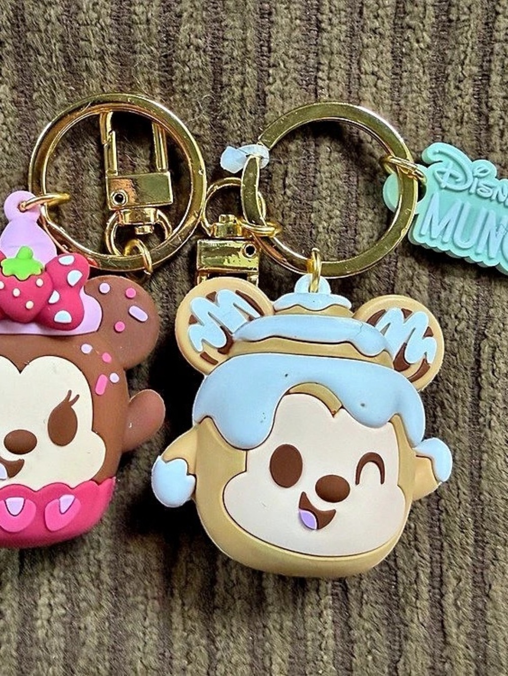 Disney Munchlings Baked Treats Keychain Set - Mickey Mouse Cinnamon Bun & Minnie
